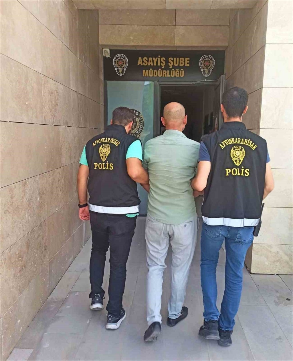 bilecik-haber_12-suc-kaydi-bulunan-ve-8-yil-8-ay-hapis-cezasiyla-aranan-sahsi-polis-yakaladi-14110.jpg
