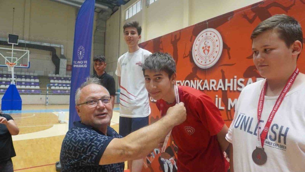 bilecik-haber_15-temmuz-sehitlerini-anma-badminton-turnuvasi-sona-erdi-16955.jpg