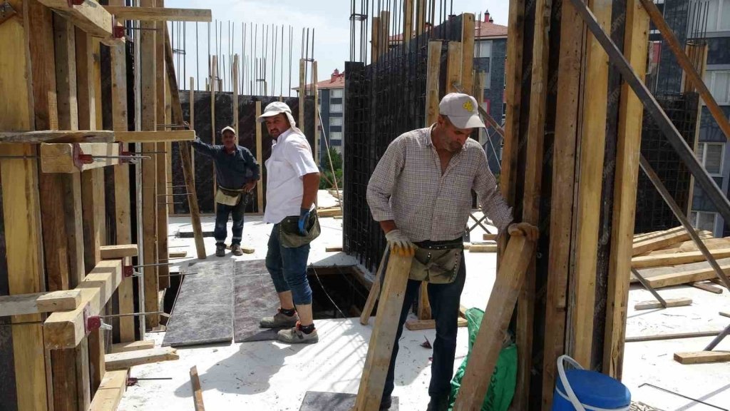 bilecik-haber_insaat-iscilerinin-sicak-havayla-mucadelesi-14704.jpg