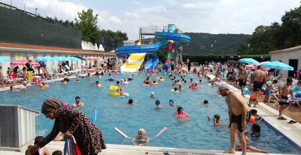 bilecik-haber_sicaktan-bunalan-vatandaslar-termal-havuzlara-kosuyor-18370.jpg