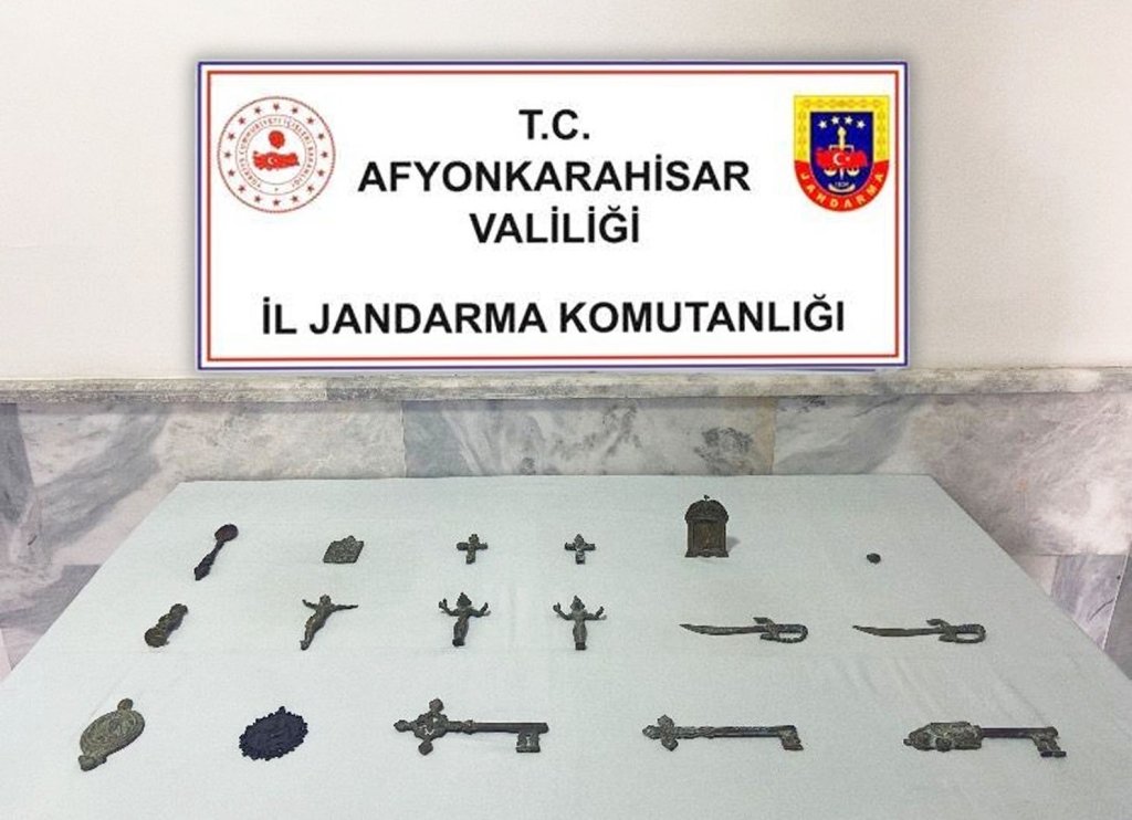 bilecik-haber_tas-toplarken-buldugu-tarihi-eserleri-jandarmaya-teslim-etti-19227.jpg