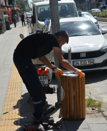 bilecik-haber_ana-cadde-uzerindeki-cop-kovalari-yenilendi-24580.jpg