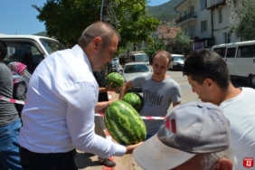 bilecik-haber_aykut-baskan-karpuz-dagitti-22168.jpg