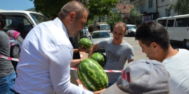 bilecik-haber_aykut-baskan-karpuz-dagitti-22168.jpg
