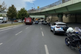 bilecik-haber_bakirkoy-de-ust-gecide-carpan-tir-devrildi-25642.jpg