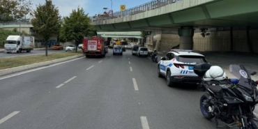 bilecik-haber_bakirkoy-de-ust-gecide-carpan-tir-devrildi-25642.jpg
