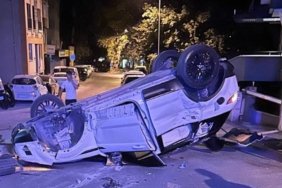 bilecik-haber_besiktas-ta-devrilen-otomobilin-carptigi-kadin-agir-yaralandi-22575.jpg