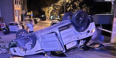bilecik-haber_besiktas-ta-devrilen-otomobilin-carptigi-kadin-agir-yaralandi-22575.jpg