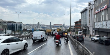 bilecik-haber_beylikduzu-nde-bariyerlere-carpan-hafriyat-kamyonunun-surucusu-yaralandi-24592.jpg