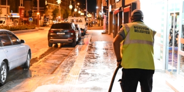 Bozüyük'te Kaldırımlar köpüklü su ile yıkandı