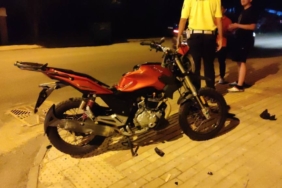 bilecik-haber_bursa-da-otomobille-motosiklet-carpisti-2-kisi-yaralandi-22959.jpg
