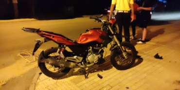 bilecik-haber_bursa-da-otomobille-motosiklet-carpisti-2-kisi-yaralandi-22959.jpg