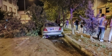 bilecik-haber_bursa-da-surucusunun-direksiyon-hakimiyetini-kaybettigi-arac-refuje-carpti-4-kisi-yaralandi-23106.jpg