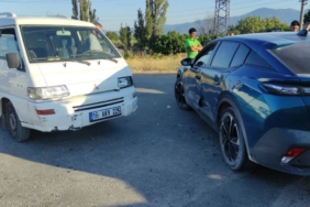 bilecik-haber_bursa-da-zincirleme-trafik-kazasinda-2-kisi-yaralandi-22485.jpg