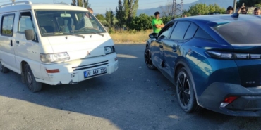 bilecik-haber_bursa-da-zincirleme-trafik-kazasinda-2-kisi-yaralandi-22485.jpg