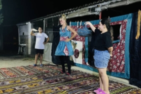 bilecik-haber_canakkale-de-misafir-edilen-belcikali-cift-koylulere-sokak-tiyatrosu-sundu-24950.jpg