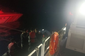 bilecik-haber_canakkale-de-suruklenen-bottaki-8-duzensiz-gocmen-kurtarildi-25344.jpg
