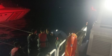 bilecik-haber_canakkale-de-suruklenen-bottaki-8-duzensiz-gocmen-kurtarildi-25344.jpg