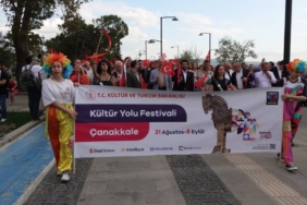 bilecik-haber_canakkale-kultur-yolu-festivali-kapsaminda-kortej-yuruyusu-yapildi-26728.jpg