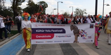 bilecik-haber_canakkale-kultur-yolu-festivali-kapsaminda-kortej-yuruyusu-yapildi-26728.jpg