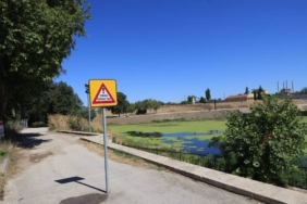 bilecik-haber_debisi-dusen-tunca-nehri-kenarindaki-yolda-cokme-olustu-21689.jpg