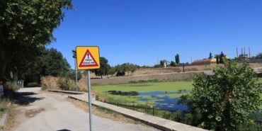 bilecik-haber_debisi-dusen-tunca-nehri-kenarindaki-yolda-cokme-olustu-21689.jpg