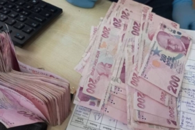 bilecik-haber_ezine-de-bankta-unutulan-para-dolu-canta-sahibine-teslim-edildi-22264.jpg