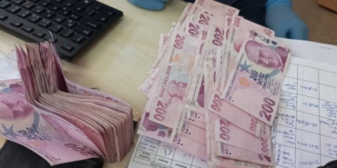 bilecik-haber_ezine-de-bankta-unutulan-para-dolu-canta-sahibine-teslim-edildi-22264.jpg