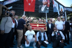 bilecik-haber_geleneksel-kurtdereli-yagli-guresleri-nin-baspehlivani-enes-dogan-oldu-24125.jpg