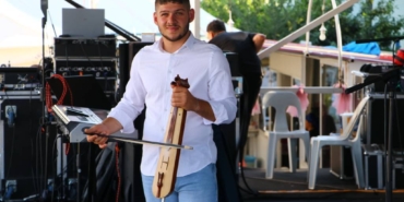 bilecik-haber_genc-kemenceci-tekirdag-da-dugun-ve-senliklerin-aranan-ismi-oldu-22929.jpg