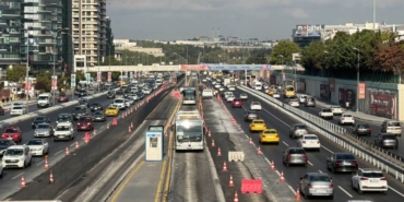 bilecik-haber_istanbul-da-metrobus-hattindaki-beyaz-yol-calismasi-trafik-yogunlugu-olusturdu-24157.jpg