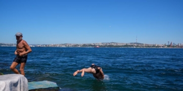 bilecik-haber_istanbul-da-sicak-havadan-bunalanlar-denize-girerek-serinledi-22853.jpg