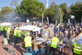 bilecik-haber_karamursel-de-duzenlenen-festivalde-9-bin-balik-ekmek-dagitildi-26182.jpg