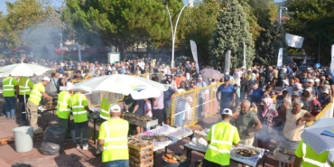 bilecik-haber_karamursel-de-duzenlenen-festivalde-9-bin-balik-ekmek-dagitildi-26182.jpg