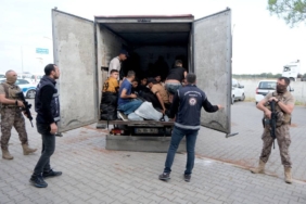 bilecik-haber_kirklareli-nde-kamyonet-kasasinda-32-duzensiz-gocmen-yakalandi-24503.jpg