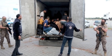 bilecik-haber_kirklareli-nde-kamyonet-kasasinda-32-duzensiz-gocmen-yakalandi-24503.jpg