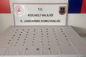 bilecik-haber_kocaeli-de-bir-aracta-tarihi-eser-niteliginde-objeler-ve-55-sikke-bulundu-25961.jpg