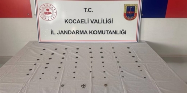 bilecik-haber_kocaeli-de-bir-aracta-tarihi-eser-niteliginde-objeler-ve-55-sikke-bulundu-25961.jpg
