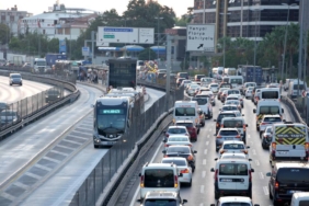 bilecik-haber_metrobus-hattindaki-beyaz-yol-calismasi-nedeniyle-kapatilan-cennet-mahallesi-duragi-acildi-25398.jpg
