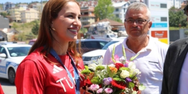 bilecik-haber_olimpiyat-ucuncusu-milli-guresci-buse-tosun-cavusoglu-yalova-da-coskuyla-karsilandi-23401.jpg