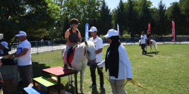 bilecik-haber_pony-atlariyla-bulusan-cocuklar-keyifli-anlar-yasadi-22856.jpg