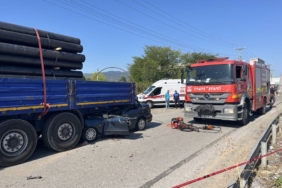 bilecik-haber_sakarya-da-park-halindeki-tira-carpan-otomobilin-surucusu-oldu-24490.jpg