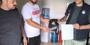 bilecik-haber_sultanahmet-te-icinde-para-bulunan-canta-irakli-turiste-teslim-edildi-21550.jpg