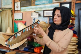 bilecik-haber_tarladan-toplanan-cavdarlar-kadinlarin-maharetiyle-uskudar-da-sapka-ve-cantaya-donusuyor-22364.jpg