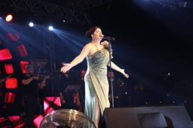bilecik-haber_tekirdag-da-32-aycicegi-festivalinde-eypio-ve-zara-konser-verdi-24051.jpg