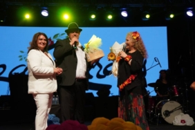 bilecik-haber_tekirdag-da-32-aycicek-festivalinde-suzan-kardes-konser-verdi-23552.jpg