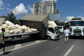 bilecik-haber_tem-otoyolu-nda-devrilen-tekstil-malzemesi-yuklu-kamyonet-trafik-yogunluguna-yol-acti-22297.jpg