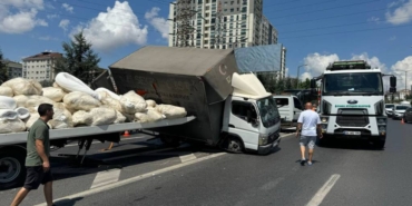 bilecik-haber_tem-otoyolu-nda-devrilen-tekstil-malzemesi-yuklu-kamyonet-trafik-yogunluguna-yol-acti-22297.jpg