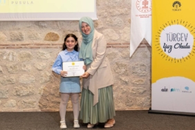 bilecik-haber_turgev-yaz-okulu-24-mezuniyet-programi-nda-ogrencilere-sertifikalari-verildi-24151.jpg