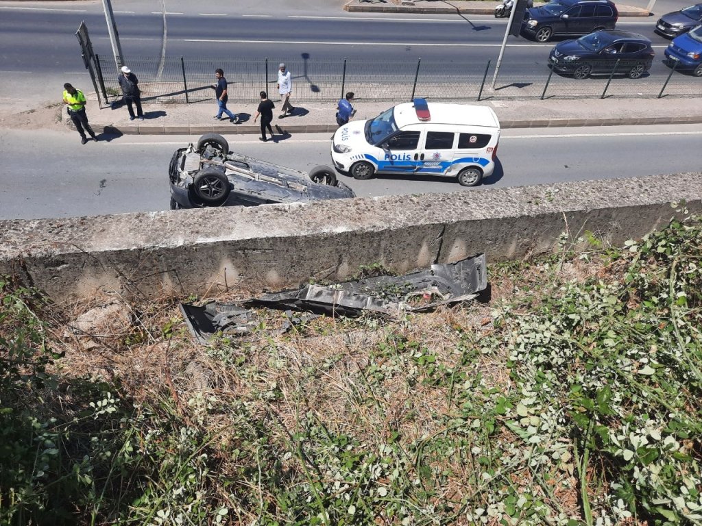 bilecik-haber_yaklasik-10-metreden-yola-dusen-otomobildeki-kisi-yaralandi-20913.jpg
